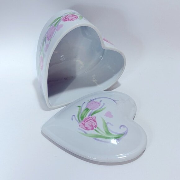 Vintage Roses Floral Heart Shape Lidded Trinket Jewelry Box 5.5" Wide & 3" Tall - Picture 1 of 3